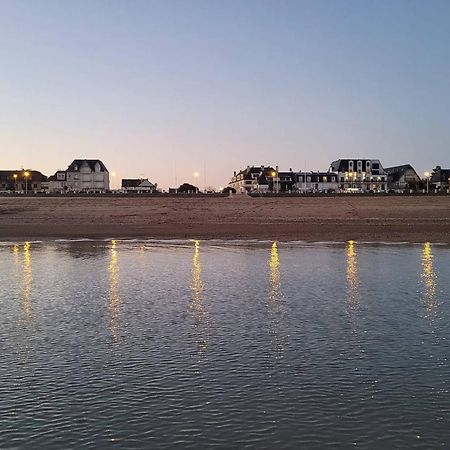 Studio Avec Terrasse, Parking Prive Et Acces Direct A La Plage - Fr-1-465-86 Merville-Franceville-Plage Esterno foto
