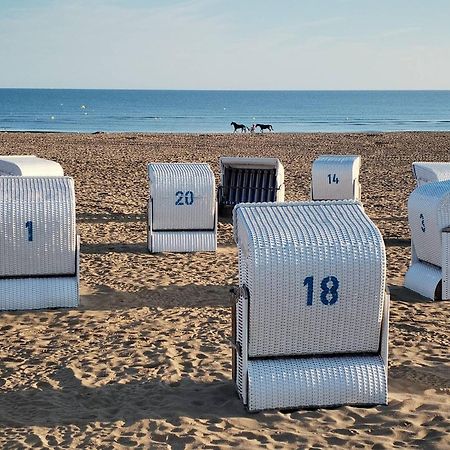 Studio Avec Terrasse, Parking Prive Et Acces Direct A La Plage - Fr-1-465-86 Merville-Franceville-Plage Esterno foto